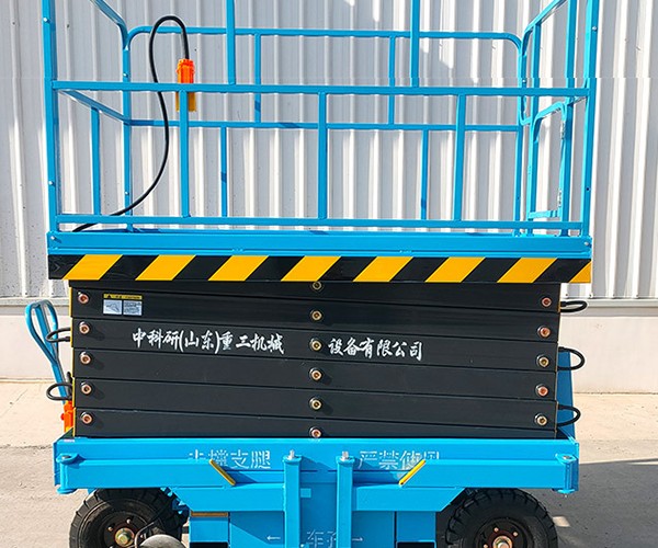 类乌齐自行走升降机